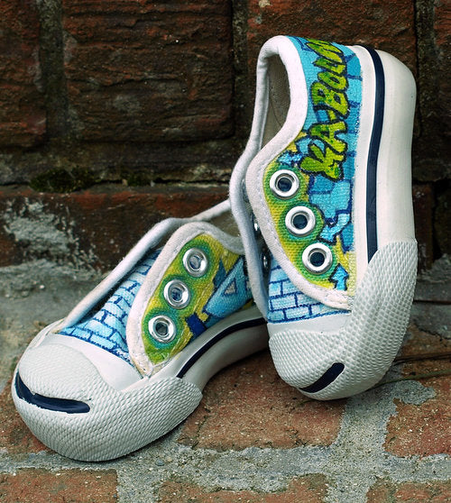 Baby shoes painted with Textile Color